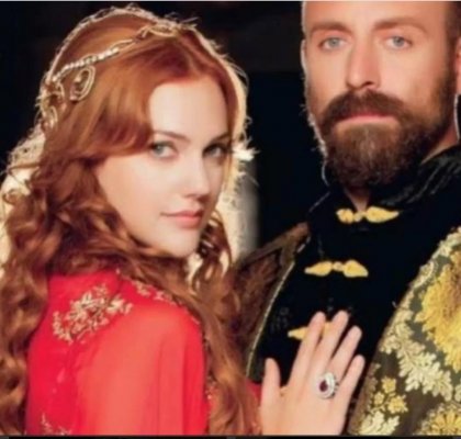 بطلة مسلسل ’’حريم السلطان‘‘ تستعرض أفخاذها وجسدها بوضعيات مثيرة أثارت الجدل .. (شوف دلوقتي)