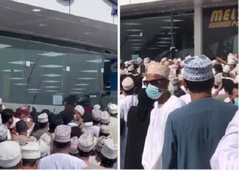 "إصابات وتكسير الباب الزجاجي".. شاهد بالفيديو: تكدس وتدافع حشود من الزبائن على متجر أعلن تخفيضات في سلطنة عُمان