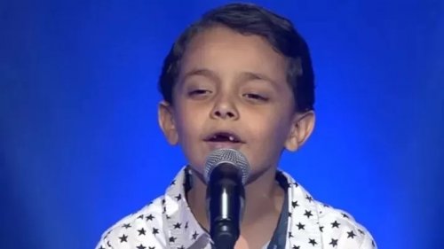 هل تذكرون الطفل الصغير (أحمد السيسي) نجم ذا فويس كيدز و الذي أذهل نانسي عجرم؟.. شاهدو كيف تغير شكلة بعد مرور 5 أعوام وكيف خطف عقول الفتيات !!