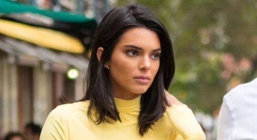 النجمة العالمية كيندال جينر تنسى قميصها مفتوحاً وأنكشاف المستور دون أن تعلم !! (ِاهد)