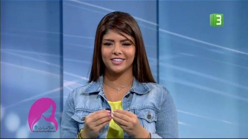 اجمل مذيعة في قناة MBC ترتدي تنورة خادشة أظهرت المستور من نفسها !! (صورة)