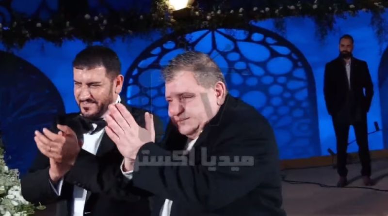 شاهد بالصور.. أصالة تحتضن طليقها أيمن الذهبي بعد بكائه في حفل زفاف ابنتهما "شام"