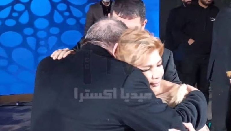 شاهد بالصور.. أصالة تحتضن طليقها أيمن الذهبي بعد بكائه في حفل زفاف ابنتهما "شام"