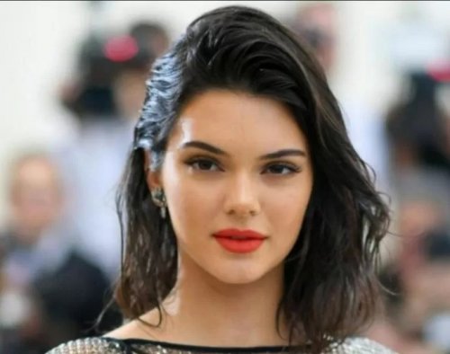 بدون اي قطعة قماش تسترها.. العارضة العالمية كيندال جينر تفقد عقلها و تظهر جسدها بكل وضوح في اوقح جلسة تصوير على الاطلاق!!