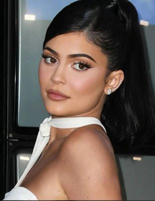 كايلي جينر يجن جنونها وتستعرض أدق تفاصيل جسمها بجامبسوت شفافاً اظهر كل شيء في أقوى مشهد إثارة