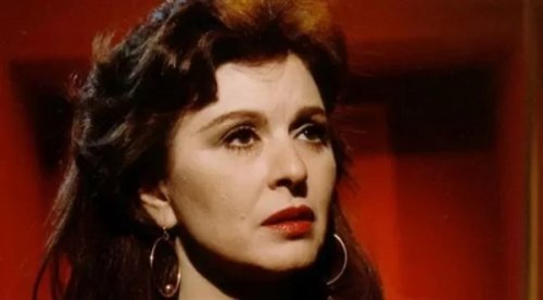 بصراخ هستيري السندريلا سعاد حسني.. تبكي وتستغيث بالمخرج في مشهد ساخن مع رشدي اباضة لكنه استمر بالتصوير وجعل البطل يكمل متعته حتى النهاية !...شوف دلوقتي،