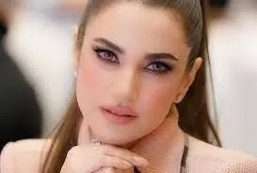 صاروخ ارض جو : الممثلة التونسية درة زروق بدون حمالة صدر وفستان فصل جسمها بشكل صارخ في حفل الموريكس دور..شوف دلوقتي