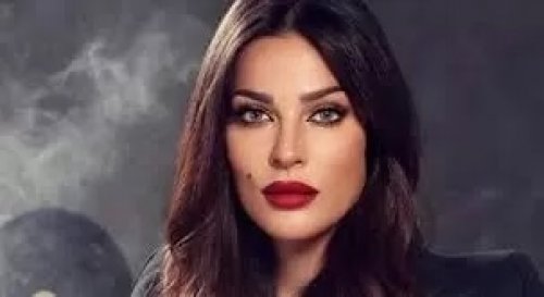 شوف دلوقتي..صدر الفنانة نادين نجيم يخرج من فستانها في اقوى مشهد اغراء ويكشف كل شي علناً وهي باحظان هذا الشاب !!