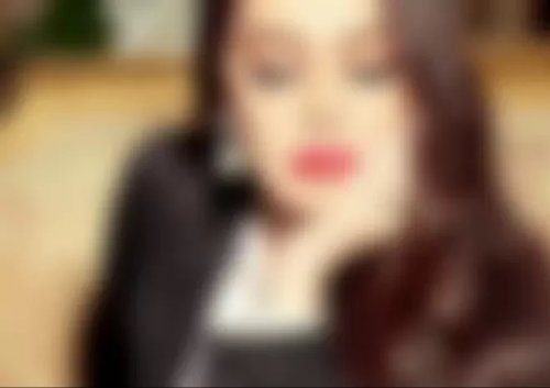 فنانة إغراء مصرية شابة .. صعد الحصان فوقها بعدما خلعت لباسها الداخلي وداس على انفها وظهرت تبكي بشدة حتى انهارت تماما- صور