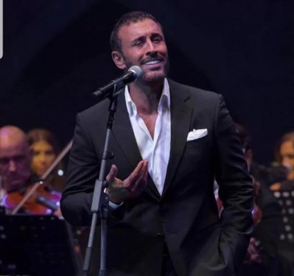 كاظم الساهر يقهر كل النساء ويظهر برفقة حورية الارض بين احضانة .. فتاة حسناء شديدة الجمال .. (صورة)