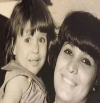 هل تستطيعون تخمين من تكون هذه الطفلة الجميله .. ممثلة وراقصة مصرية مشهورة حاصلة على ماجستير في الفلسفة وتزوجت 9 مرات.. فمن هي؟