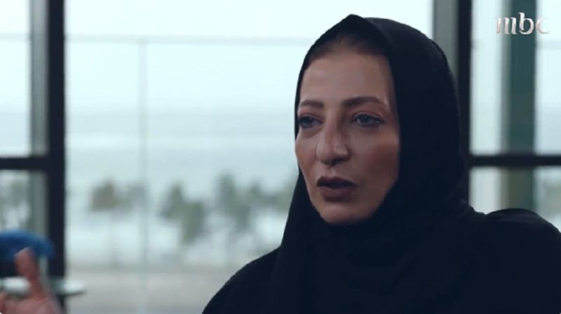 زوجة الفنان السعودي الراحل "طلال مداح" تكشف عن ردة فعلها بعدما رأته يسقط على المسرح في أبها.. وتفاصيل آخر مكالمة بينهما (فيديو)