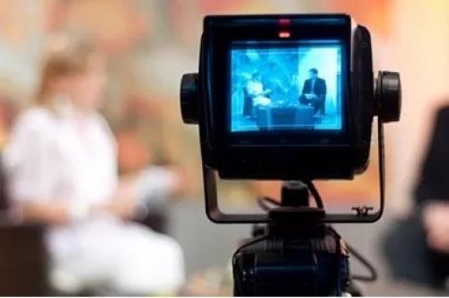 حسناء قناة (الحدث) تصرخ بشدة من شدة الألم : زوجي يطفي السجائر في جسدي ..ويجبرني بالقيام بهذا الشي في الحمام .. لن تصدق من هذه الاعلامية .