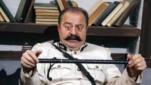 بعد مرور اشهر من موته... لن تتخيل ماذا وجدو عند قبر بطل مسلسل باب الحارة ’’أبو جودت ’’ .. مفاجأة أبكتهم ذعراً(فيديو)