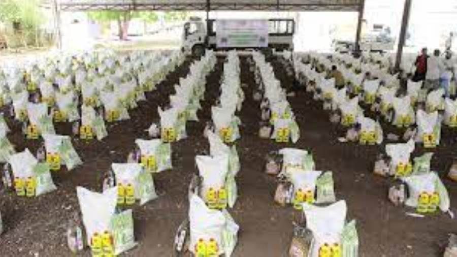 واجبات مأرب ينفذ مشروع سلة زكاة الفطر الغذائية