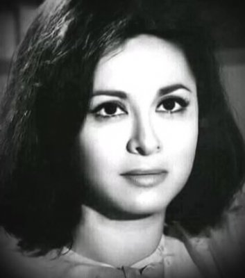 الجميلة التي ظهرت مع فاتن حمامة في أحد الأفلام هي أبنتها الحقيقة!! وهكذا أصبح شكلها بعدما كبرت واصبحت في غاية الجمال ،، والمفاجأة في والدها الشهير؟ | صور