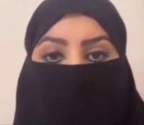 فتاة سعودية حسناء ترقص في احد الشوارع العامة بدون خجل او حياء بعد ما خلعت نقابها.. وهذا الشاب لم يستطع تمالك نفسه أمام إثارتها فحدث ما لم يكن بالحسبان !! شوف دلوقتي الفيديو