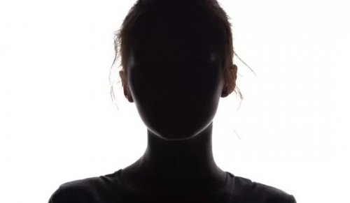 حبيب فنانة شهيرة يكسر شاشة التلفاز ..ويهددها بتكسير رأسها إذا كررت هذا الأمر المخجل ! -شوف دلوقتي