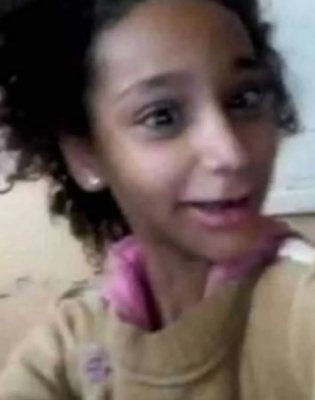 اختبر قوة تركيزك.. هذه الطفلة أصبحت اليوم فنانة شهيرة للغاية .. ولشدة جمالها الجمهور يطلق عليها وصف (جميلة الجميلات وأميرة ديزني) ...لن تتوقع من هي!!