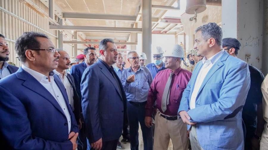 رئيس الوزراء يقوم بزيارة الى مصافي عدن ويطلع على خطوات تنفيذ الخطة المزمنة لإعادة تشغيلها بكامل طاقتها
