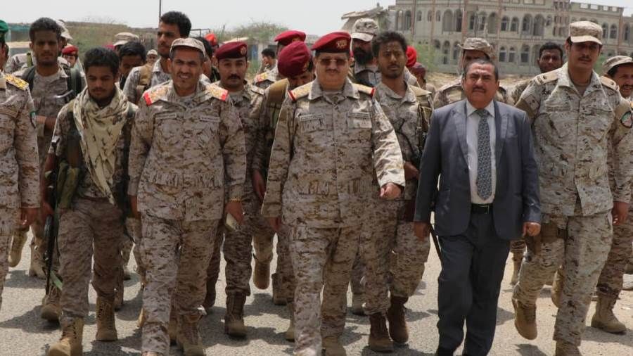 وزير الدفاع يتفقد المقاتلين في جبهات محافظة حجة ويلتقي قيادة المنطقة العسكرية الخامسة