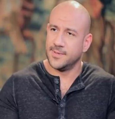 هل فعلاً أحمد مكي بطل مسلسل (الكبير اوي) لم يصلِ لله ركعة واحدة طوال حياته؟!! صورة واحدة فضحت كل المستور أمام الملأ !!شوف دلوقتي