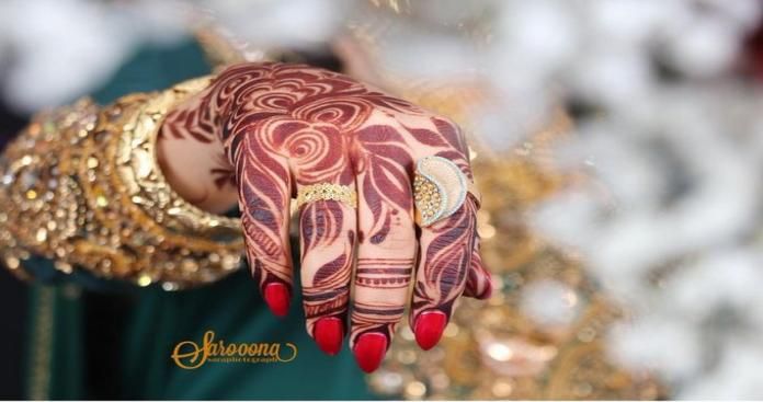 فاجعة تهز سلطنة عمان.. وفاة المصورة الشابة سارة الحجري في حادث سير مروع قبل زفافها بأيام