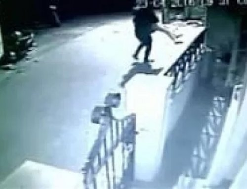 بالفيديو.. لصان متهوران يسرقان إمرأة آية في الجمال ..أثناء مرورها وسط الشارع!!