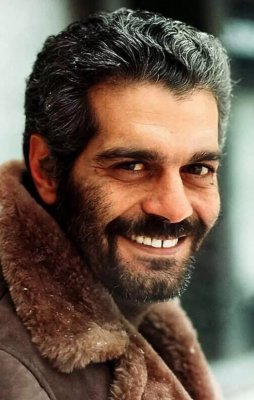 موقف محرج للفنان الراحل عمر الشريف .. معجبة أمريكية طلبت منه أمور منافية للآداب تحت تهديد السلاح ..