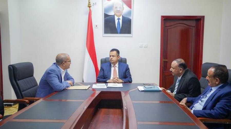 رئيس الوزراء يطلع على نشاط وأوضاع ميناء عدن