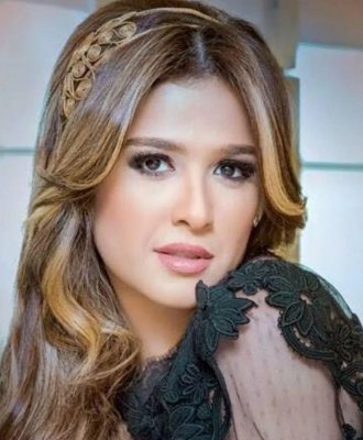 اسطورة في الرقة والجمال .. ابنة الفنانة ياسمين عبدالعزيز تخطف الأنظار بجمالها الاغريقي الخارق بعدما اصبحت شابة فاتنة تتخطى امها في الجمال .!شوف دلوقتي