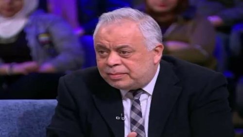 أشرف زكي يبكي على الهواء مباشرة ويعتذر من هذه الممثلة ويطلبها أن تسامحه.. لن تتوقع من تكون