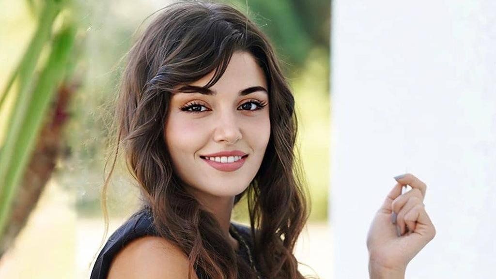 شاهد بالفيديو.. الممثلة الشهيرة الحسناء هاندا ارتشيل تُلهب مشاعر متابعيها وتشعل مواقع التواصل برقصة جريئة على أنغام إحدى الأغنيات التركية