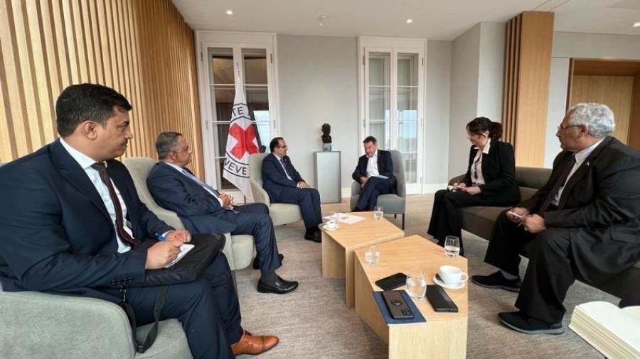 وزير الصحة يبحث مع الصليب الاحمر سبل تعزيز التعاون المشترك