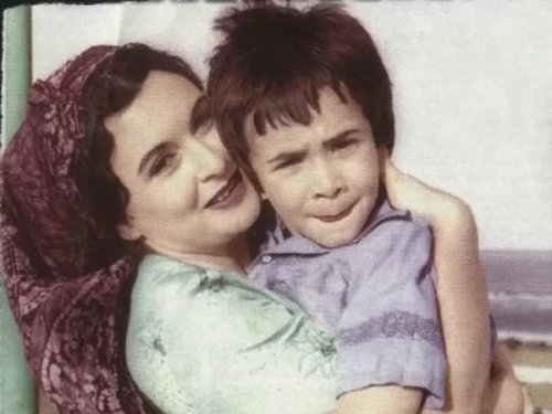 لن تصدقوا من هذا الطفل الذي تحتضنه سعاد حسني.. عندما كبر أصبح أوسم نجم وأهان محمد رمضان ورفض العمل مع الزعيم