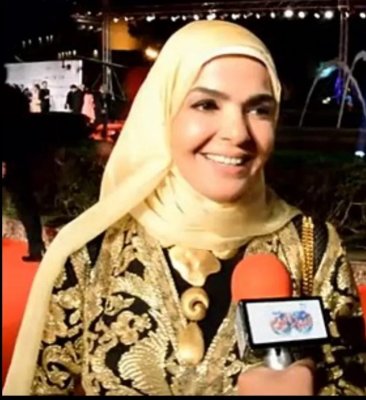 ليه إنتي ملتزمة بالحشمة وبنتك تلبس ملابس جريئة؟ بأعين تملؤها الدموع الفنانة منى عبدالغني كشفت ميول إبنتها بكل جرآة وبدون خجل !!