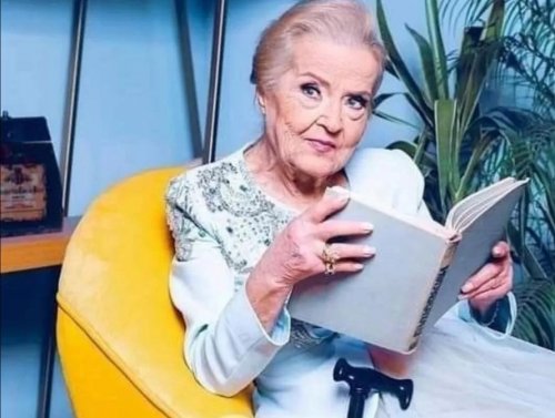 (وحياة النبي تسامحيني).. فنانة مصرية جميلة طردها زوجها من شقتها بروب النوم وبكى في حضنها على فراش الموت!