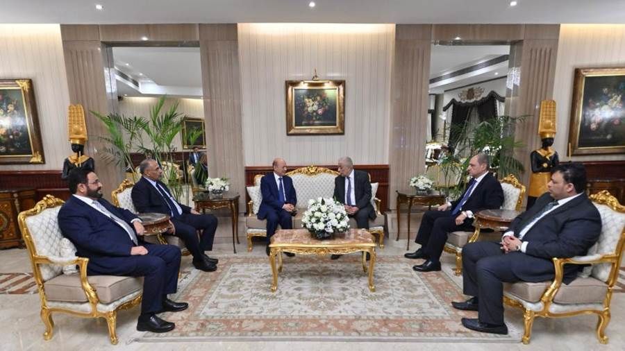 العليمي في القاهرة لبحث التنسيق الأمني والعسكري