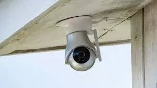 عامل يضع كاميرا خفية لتصوير السيدات داخل غرفة تغيير الملابس في إحدى المحلات التجارية... ماحدث لايصدق