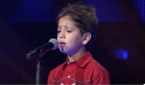 فاكرين نجم ذا فويس كيدز (عبد الرحيم الحلبي)الذي أذهل كاظم ونانسي وتامر؟.. شوف دلوقتي كيف تغيرت ملامحه بعد مرور 7أعوام !اصبح في غاية الوسامة