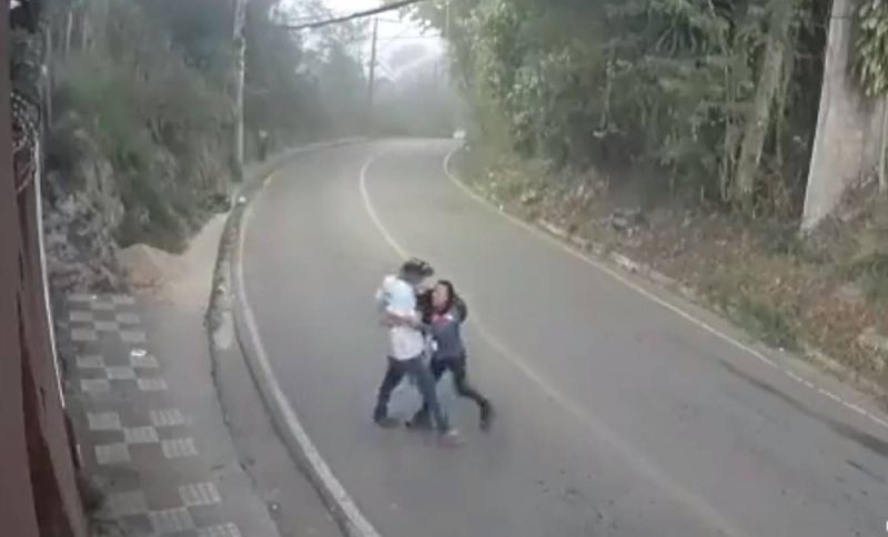 شخص يعتدي على فتاة في أحد الطرق الخالية.. وبعد ثوان حدثت المفاجأة.. شاهد فيديو