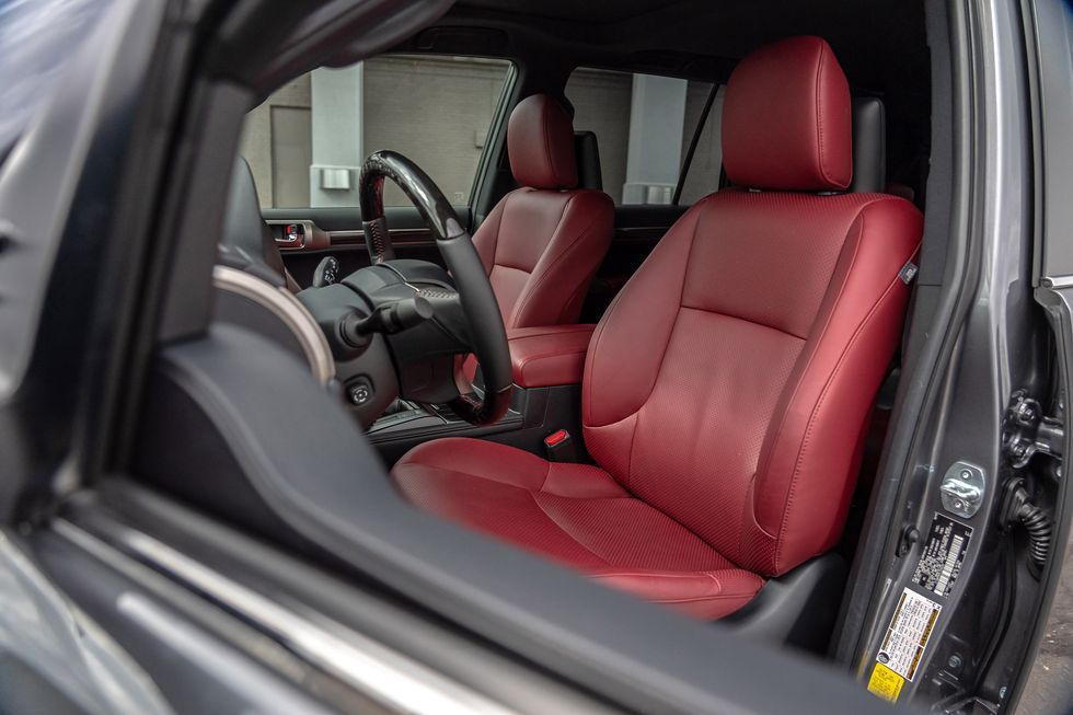 بالصور.. نظرة شاملة عن مواصفات وأسعار لكزس GX العملاقة موديل 2022 في السوق السعودي