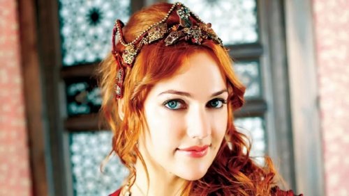 السلطانة هويام بطلة (حريم السلطان)طلبت من مطرب خليجي مليون دولار مقابل تنفيذ طلبه.. لن تصدق ما طلبه منها! وماذا فعلت