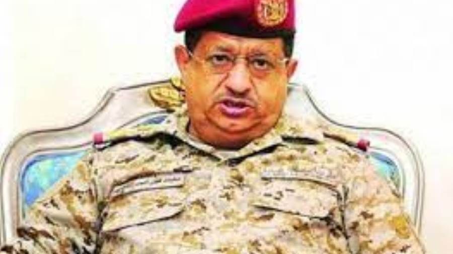 وزير الدفاع يتفقد الكلية الحربية ومعهد الشهيد الثلايا لتأهيل القادة في عدن