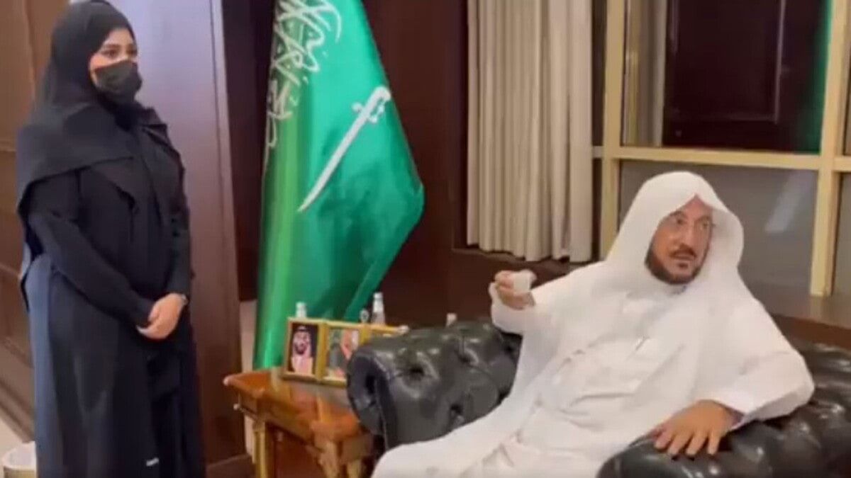 وزير الشؤون الإسلامية السعودي يفاجئ مسؤولا بإعفائه وتعيين شابة مكانه