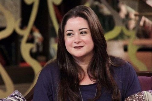 خست النص.. مي إبنة الفنان نور الشريف تظهر بالحجاب ونحافة لا تصدق والجمهور: نسخة طبق الأصل من امها بوسي