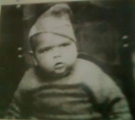 هذا الطفل ذو الخدود المنتفخة أصبح نجم كوميدي شهير وشارك منى زكي أشهر افلامها.. قوي الملاحظة سيعرفه!شوف دلوقتي