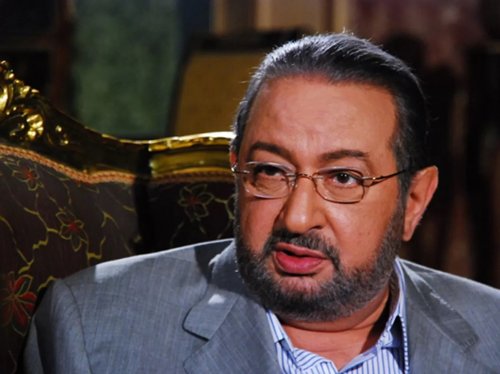 سألوا النجم الراحل نور الشريف لماذا كان لايطيق رؤية وجه والدته ورفض مصافحتها حتى توفيت فكشف السر الخطير!