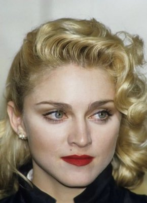 زواج فنانة شهيرة بعمر الستين من شاب يصغرها بـ 36 عاماً يفجّر ضجة.. المفاجأة من تكون