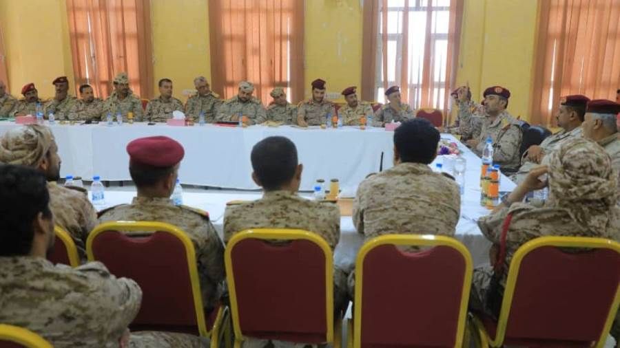 رئيس هيئة الأركان يلتقي قادة المنطقة العسكرية الثالثة